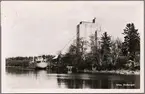 Silo vid Dalbergså med lastfartyg i bild.