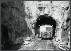 Motortralla, MTR 53p 381 vid Storsjö på linjen mellan Åtvidaberg och Västervik. Tunneln under rivning för breddning av banan till normalspår.