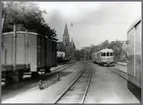 Västervik station med St Petri kyrkan i bakgrunden.