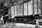 Godsvagn urspårad vid transport till skrotning.