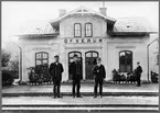 Överum station foto från år 1920, med personal.