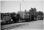 Transformator lastad på två stycken överföringsvagnar under lossning vid Överums station år 1963.