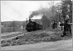 Sista smalspåriga ångloksdragna tåget passerar bommarna vid Överums Herrgård den 10/5 1964 på linjen Åtvidaberg - Västervik.