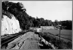 Första persontåg på normalspår anländer till Överums station från Linköping. Ombyggnaden av den smalspåriga järnvägen mellan Åtvidaberg och Västervik till normalspår avslutades 1964.