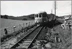 Rälsbuss passerar slutpunkten för treskenspår 1963 på linjen mellan Falerum och Nelhammar.