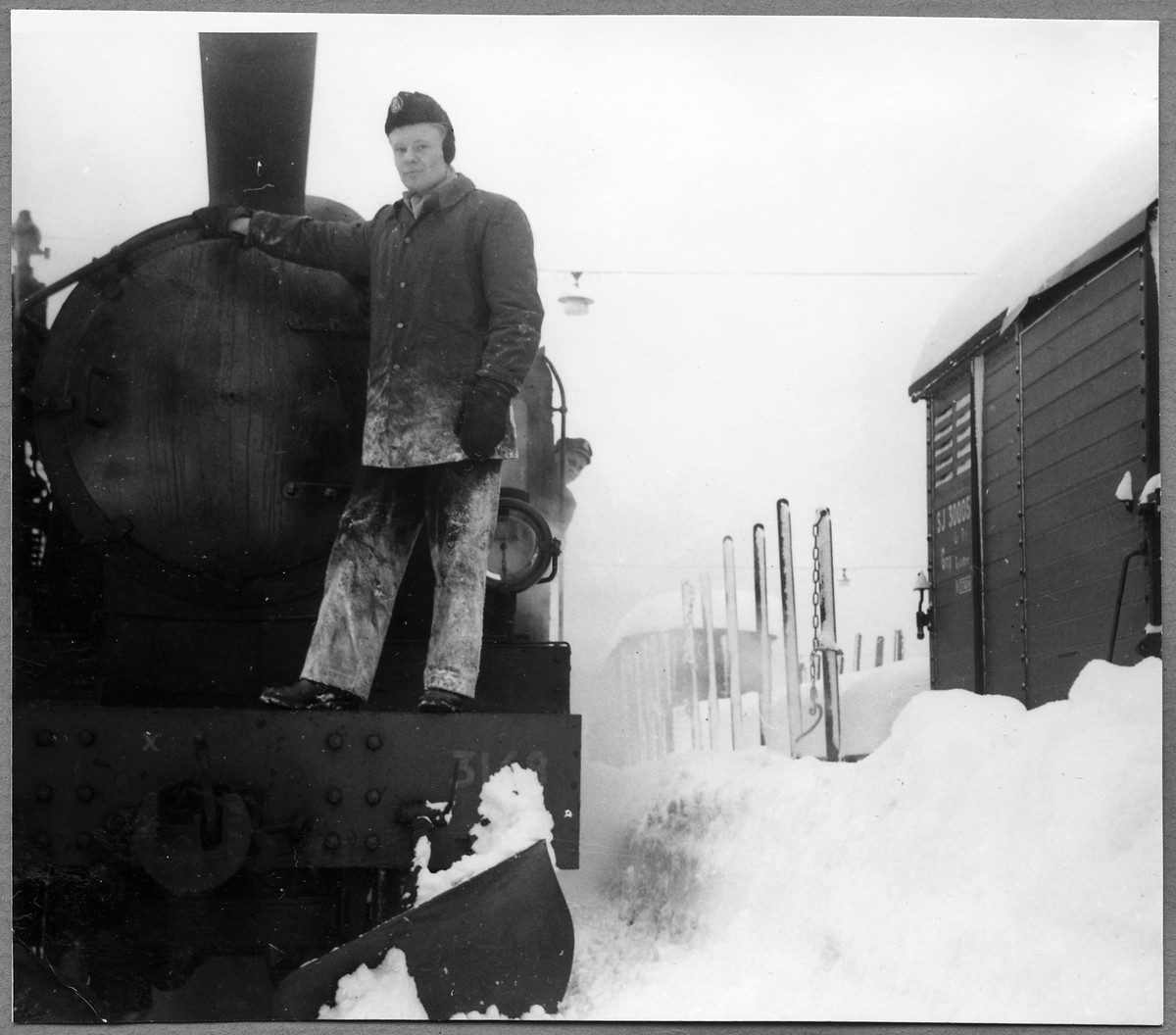 Snöröjning vid Västervik station. 
Statens Järnvägar, SJ L18p 3148. SJ Gmp 30005.