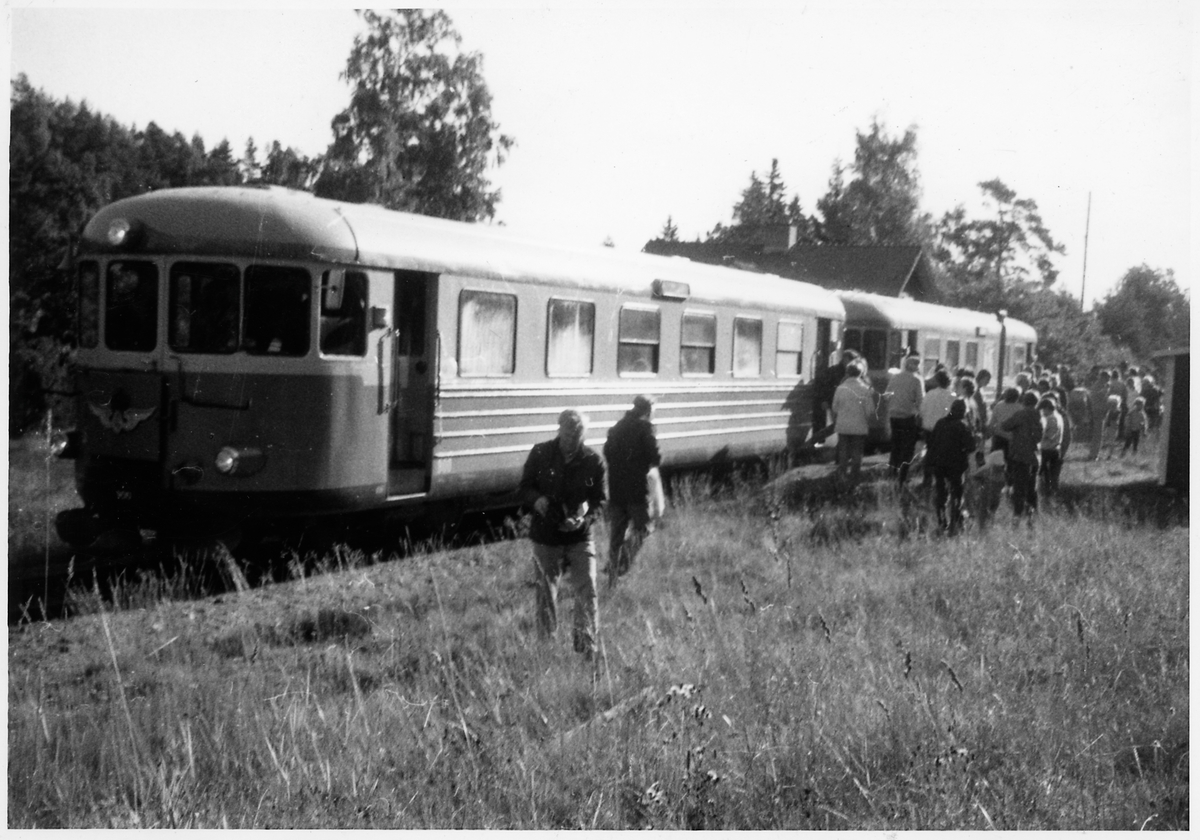 S.J. Idrottsförening på resa med extra rälsbusståg mellan Valstad och Västervik. YP 900 och YP 883.