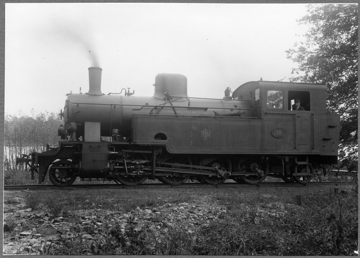 NÖJ nr 18 (f.d. ID SJ N4p 3160), 891 mm. Tillverkarnummer MV 668.
Axelföljd: 1D1.
Dragkraft: 6210 kg.
Vikt: 41,4 ton.