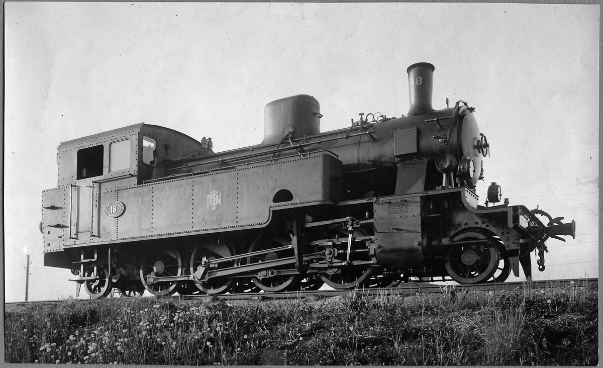 NÖJ nr 18 (f.d. ID SJ N4p 3160), 891 mm. Tillverkarnummer MV 668.
Axelföljd: 1D1.
Dragkraft: 6210 kg.
Vikt: 41,4 ton.