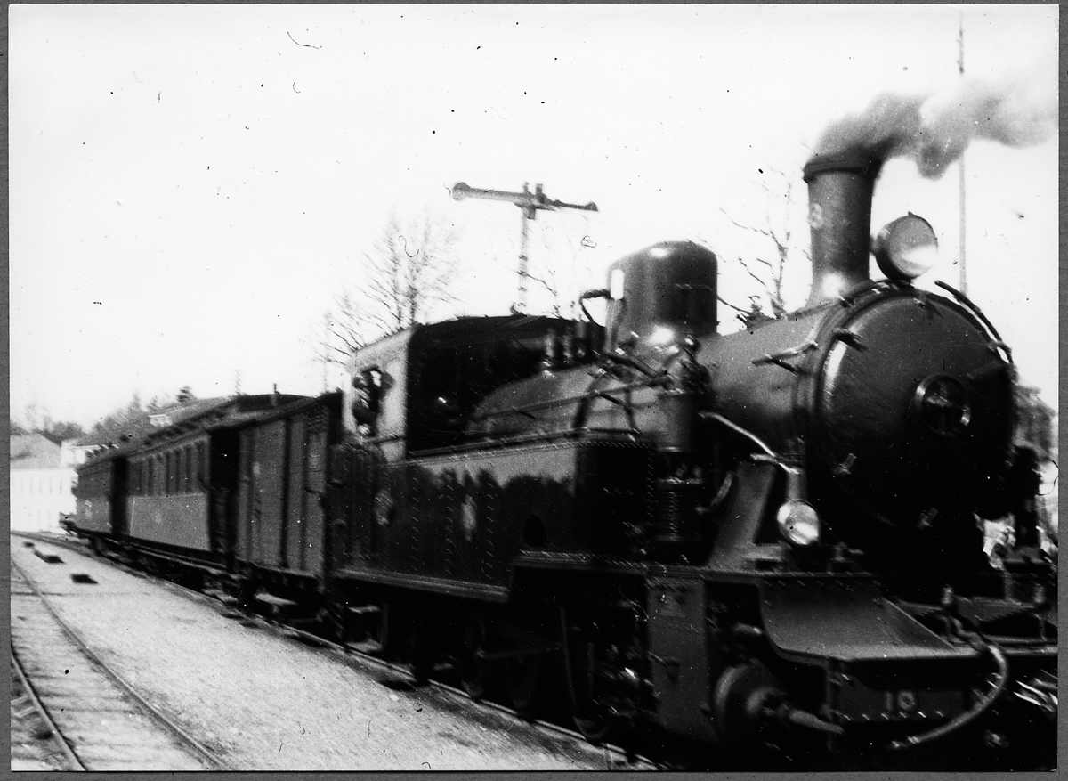 NÖJ nr 18 (f.d. ID SJ N4p 3160), 891 mm. Tillverkarnummer MV 668.
Axelföljd: 1D1.
Dragkraft: 6210 kg.
Vikt: 41,4 ton.