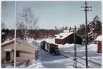 Ankarsrums bangårdsområde. Snöröjningståg med Tp lok, snöskrapa och vingplog.