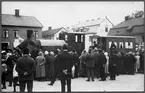 Lok och vagn med vanliga hjul, på Stora Torget i Västervik i samband med Hantverksmässan 1926. Dessa fordon var byggda till minne av den tilltänkta banan Västervik-Kisa Järnvag (VKJ).