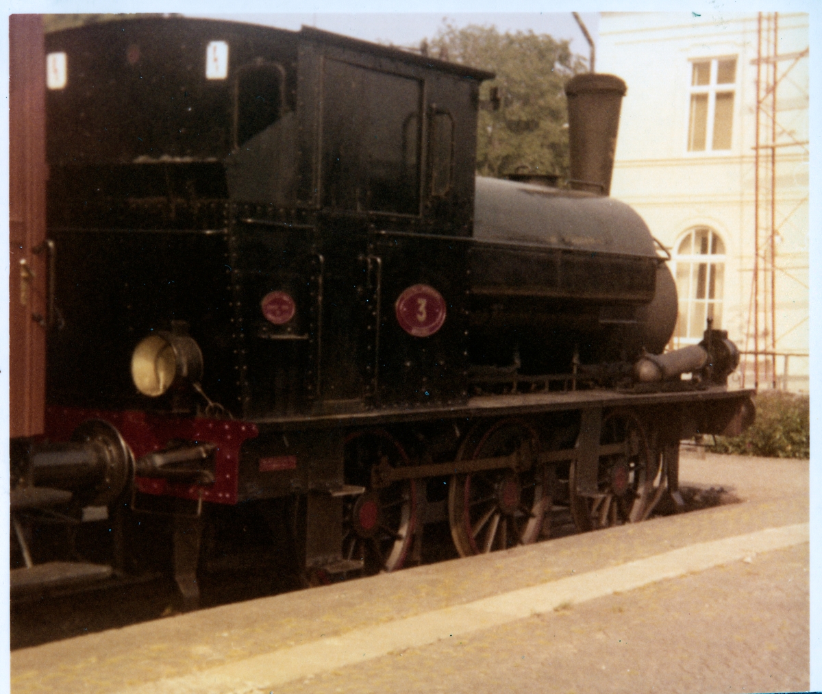 MaSJ lok 3 "Thyr" vid Kalmar centralstation. Marma-Sandarne Järnväg.