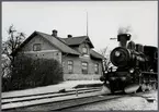 Hammarslund station. Kristianstad-Hässleholms Järnvägar, CHJ lok 14.