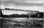 Ostkustbanan, OKB E 4 1026 med persontåg på järnvägsbron över Indalsälven vid Bergeforsen.