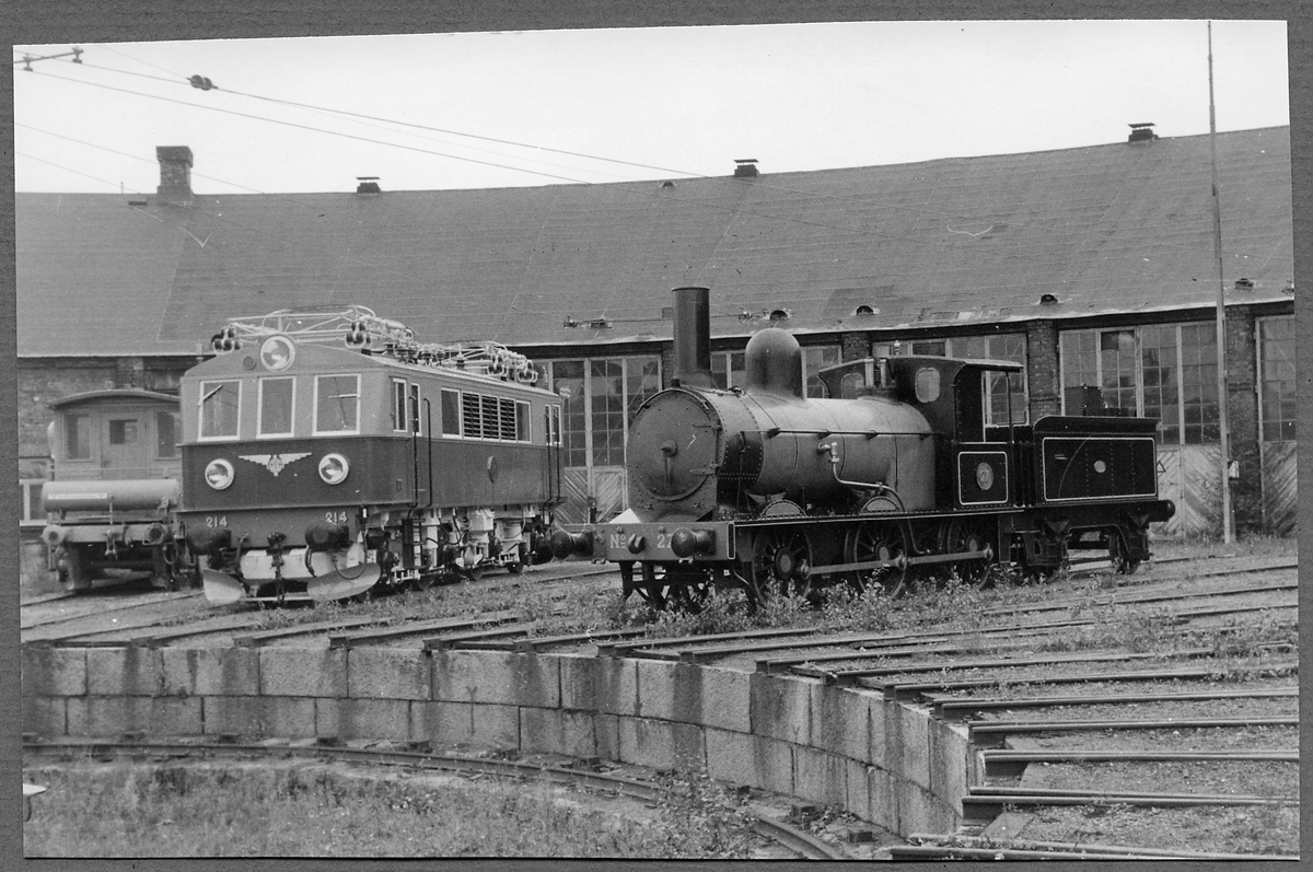 Bergslagernas Järnvägar BJ O 214 samt BJ K 27 vid lokstationen i Falun.