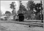 Tåget växlar på Vadstena station.