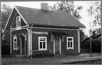 Furingstad hållplats. Bilden tagen i samband med nedläggningen av bandelen Kummelby-Arkösund som var slutförd 1/11-1960.