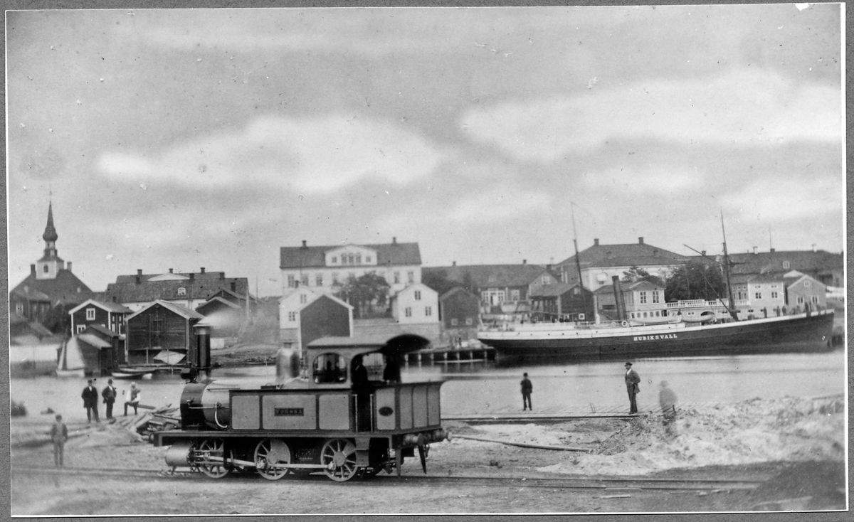 Hudiksvalls Järnväg, HJ lok 3 "Forssa" efter leverans i Hudiksvalls hamn.