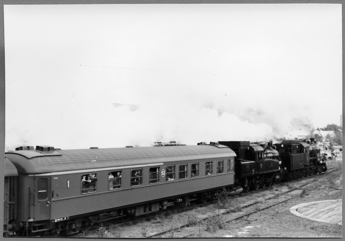 Kalmar Järnväg, KJ H4 17 och Statens Järnvägar, SJ S1 1916 med vagnar vid avgång från Åseda.