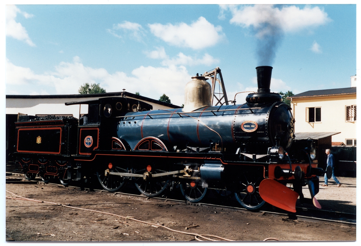 Ånglok Cc 404, tender litt C nr 404.
Tillv. nr. NH 323.
Ångloket är aldrig ombyggt, men ommålat med senare färger 1987.
