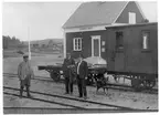 Ydrefors station med baningenjör Hj. Malmstedt samt stinsen från Vimmerby i uniform och byggnadschefen Jehander.