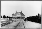 Oskarshamn station. De vänstra spåren tillhör Nässjö - Oskarshamns Järnväg, NOJ. Tåget till höger är ett  Ruda - Oskarshamns Järnväg, ROJ-tåg draget av ROJ lok 1.