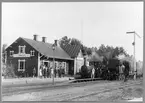 Halmstad - Nässjö Järnvägar, HNJ I 26 samt Varberg - Ätrans Järnväg, WbÄJ lok, med varsitt tåg inne på stationen i Kinnared.