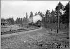 Persontåg draget av Malletlok, Dala - Ockelbo - Norrsundets Järnväg, DONJ lok 12. Tåget är ingående till Linghed station.