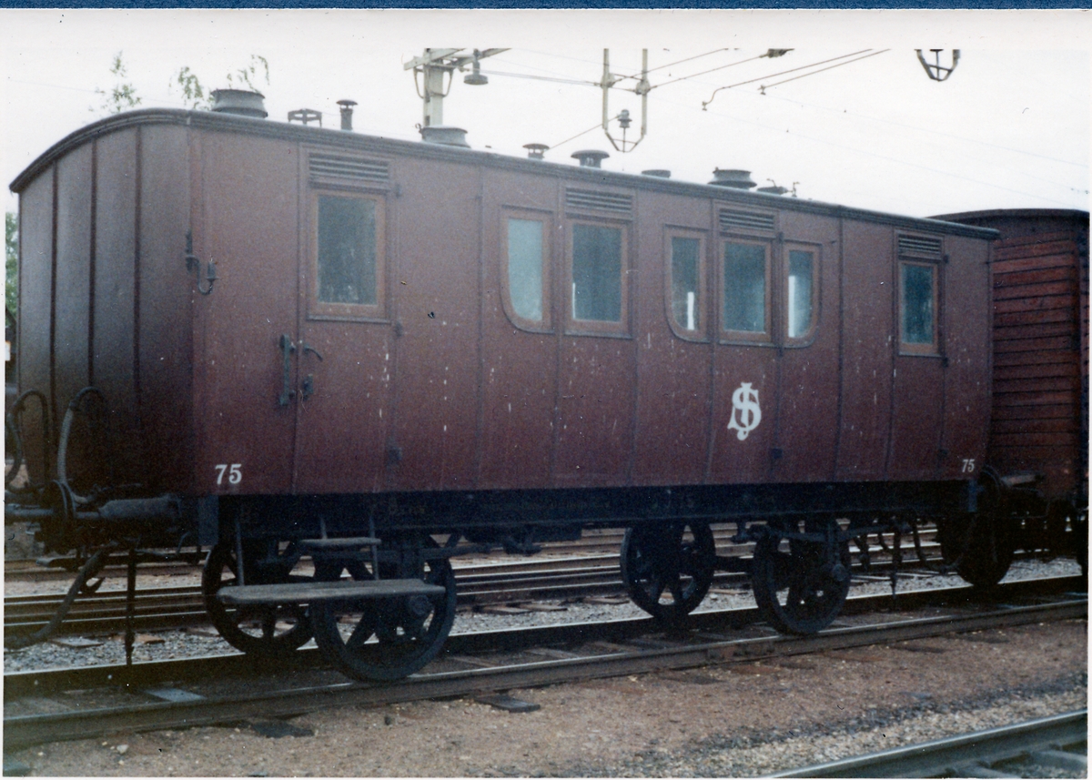 Inspektionsvagn SJ B7 nr 75. Röd träkorg.  Fönster med utsikt mot spåret i ena gaveln.