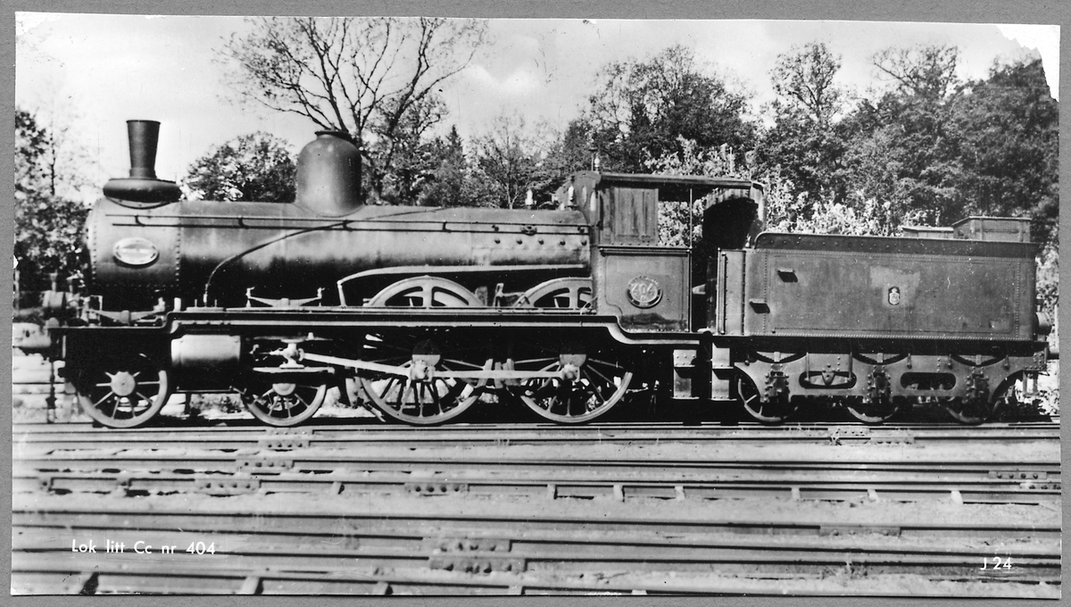 Ånglok Cc 404, tender litt C nr 404.
Tillv. nr. NH 323.
Ångloket är aldrig ombyggt, men ommålat med senare färger 1987.