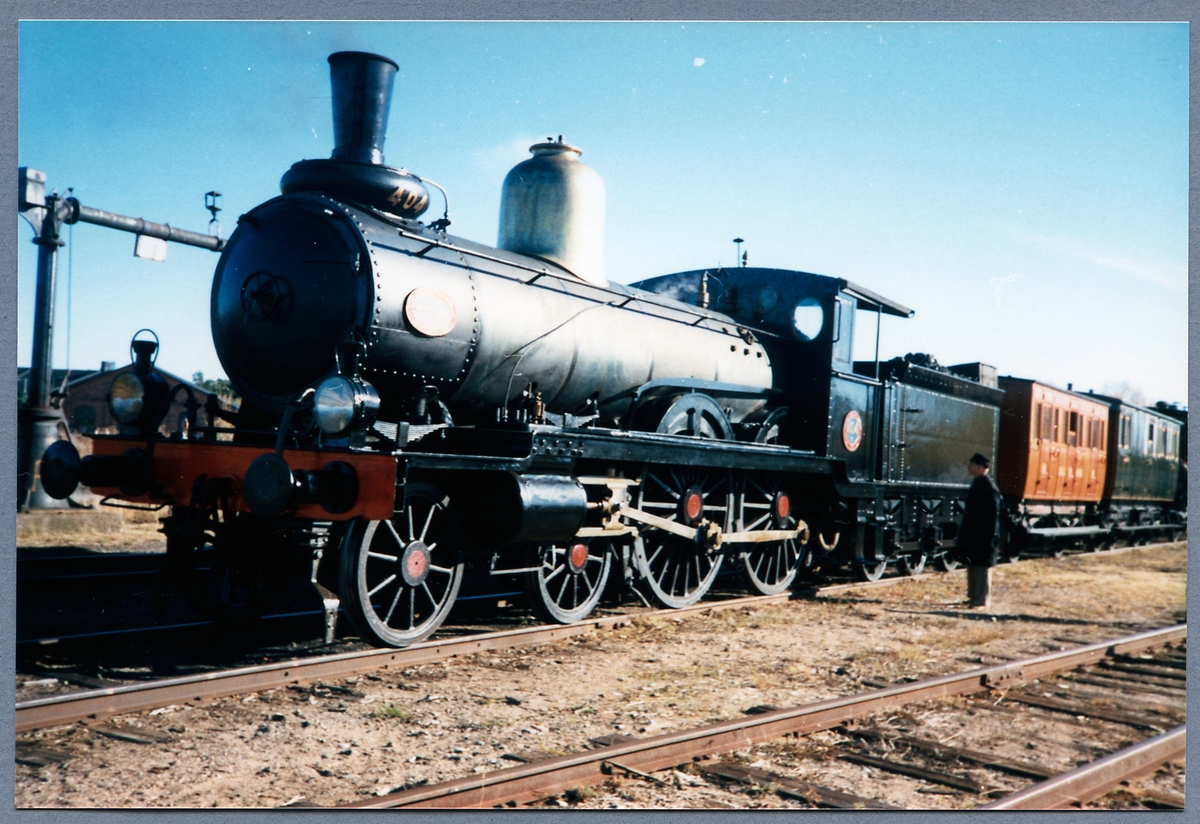 Ånglok Cc 404, tender litt C nr 404.
Tillv. nr. NH 323.
Ångloket är aldrig ombyggt, men ommålat med senare färger 1987.