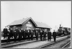 Tingstad station med personal uppställd inför stationshuset. Statens Järnvägar, SJ VKBg 496.