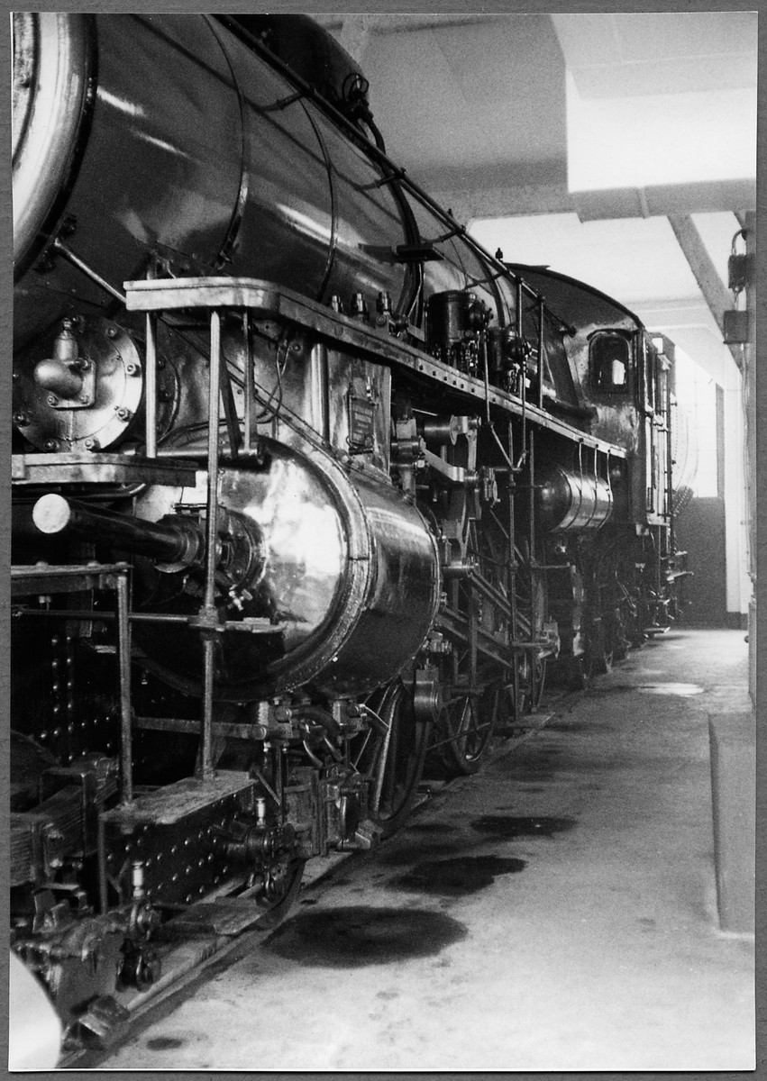 Ånglok F 1200.
Tillverkningsnummer: NH 1020. Överhettare W. Schmidts patent.
Längd: 21,3 m
Vikt: 142 ton
Höjd på drivhjulen: 1880 mm
Högsta tillåtna hastighet: 90 km/h framåt och 60 km/h bakåt
Effekt: 1550 hk
Kolförråd: 6,5 ton
Vattenförråd: 25 kbm

Se även F 1202, Jvm 20813.