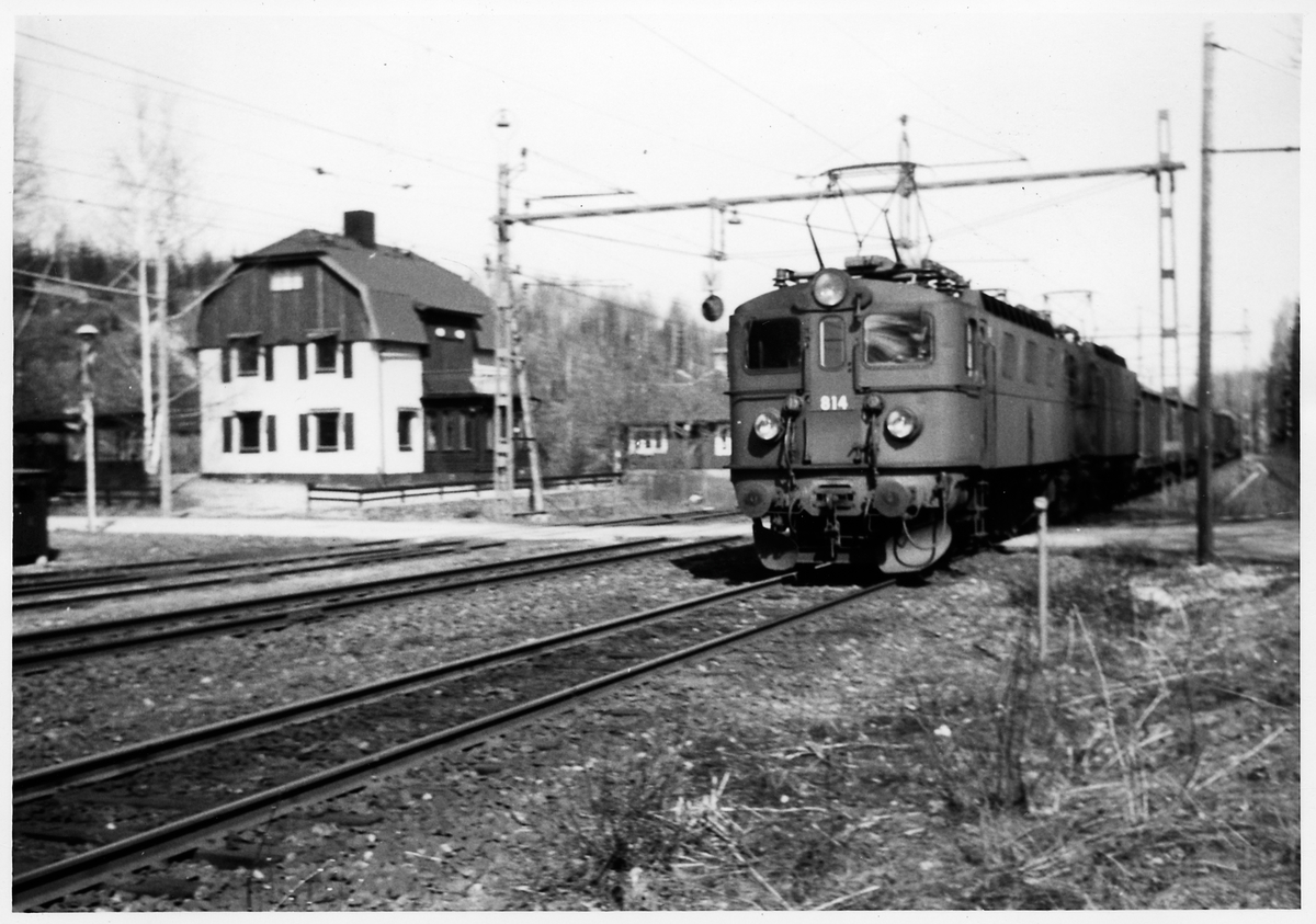 Statens Järnvägar, SJ Da 814 på ingång norrifrån till Mariedamms station.