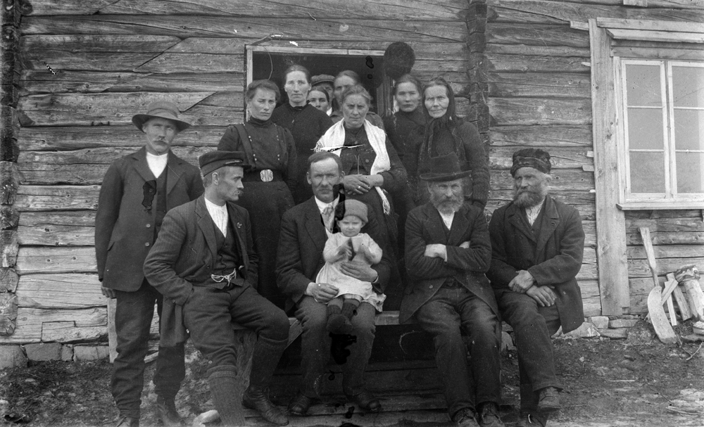 Gruppebilde på trappa i Bessedør i 1917. Foran f.v. Johan Bessedør, Ingvald Linvik, Ingebrigt Bessedør med Kristine på fanget. Johan Kristian Johansen Røssvassbukt og Kristian Mikkelsen. Bak Anna Julie, Nikoline Mattisdt Valberg. Oleanna Røssvassbukt. Bert K Bessedør. Kristine Bessedør. Bak i døra ser vi Anna K Bessedør, ukjent og Gunnhild Larsdatter.