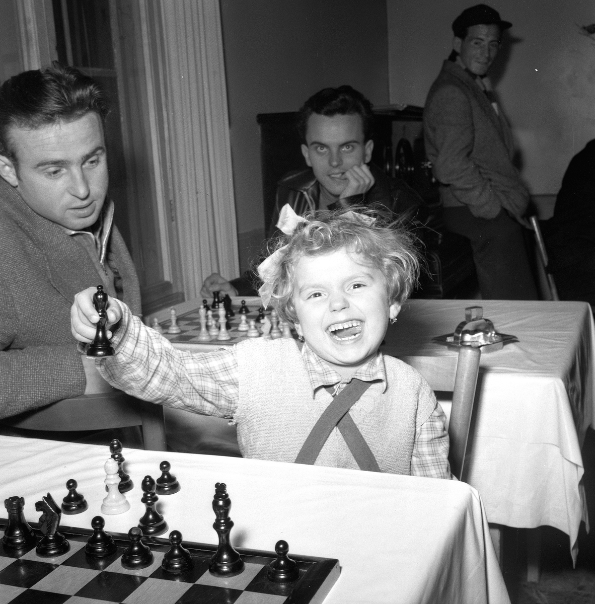 Ungrare firar jul på Loka brunn.
Bildsidan.
December 1956.