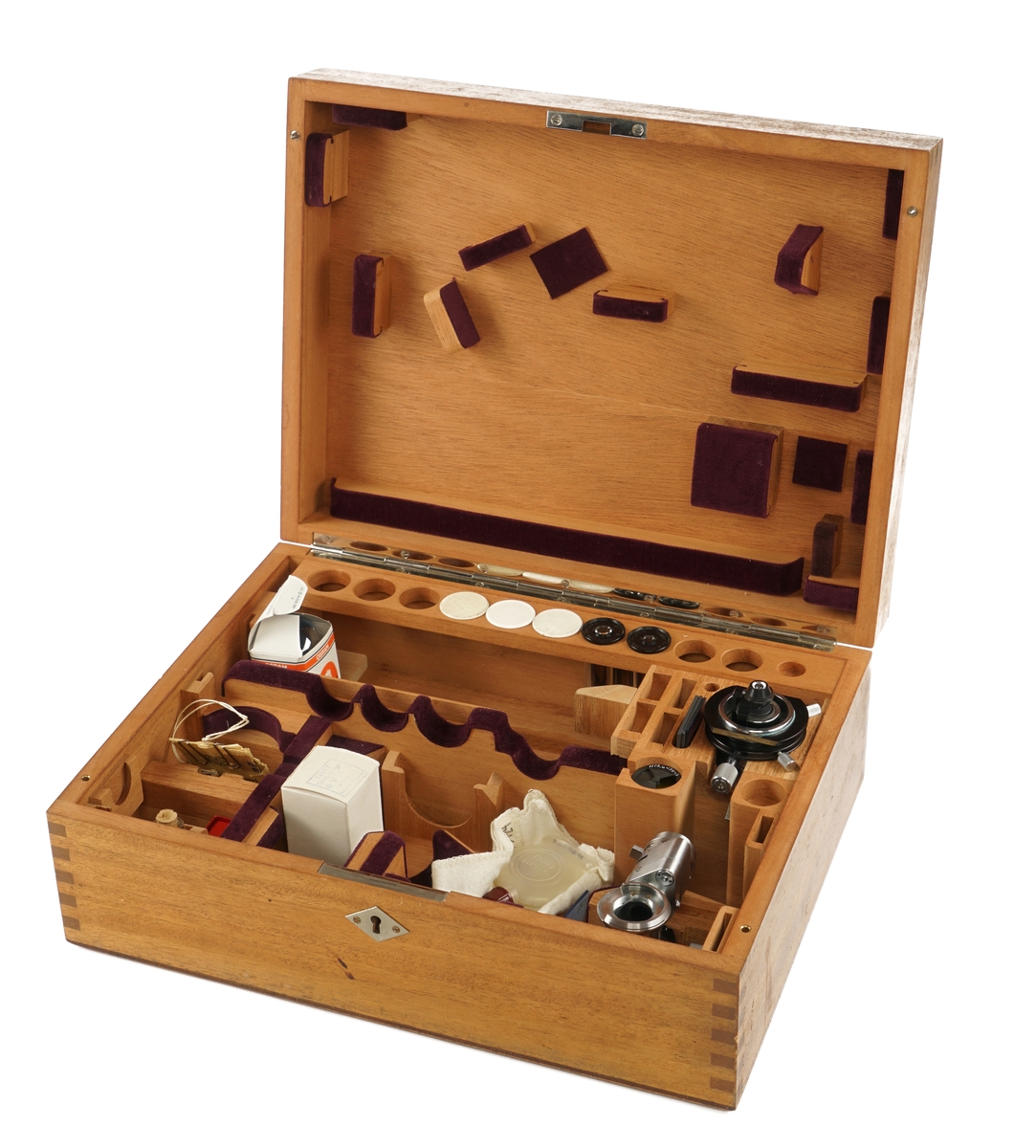 Mikroskop med tre okkularer samt tilkoblet to strøm/lyskilder og medfølgende utstyrskasse i tre som inneholder:
Tre beskyttelseshetter av plast
To okkularer
Tre objektbord
Syv objektfiltere
fire ulike linser
En glassflaske med Immersions olje
En plastpipette for antatt olje
To lyspærer pakket i pappesker
Åtte blendere pakket i pappeske
En nøkkel til kassen pakket i papirpose
En pusseklut