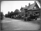 Droskor och lastbilar vid stationshuset i Almedal under strejken 1922. Lastbilen i förgrunden från Gumperts bok- och pappershandel i Göteborg.