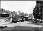 Rälsupptagningståg på stationen i Arkösund i sebtember 1960. Nedläggningen av Vikbolandsbanan har här påbörjats.