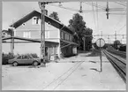 Arbrå station öppnad 1879, med tvåvånings stationshus i trä. Mekanisk växelförregling. Norra Stambanan elektrifierades 1936.