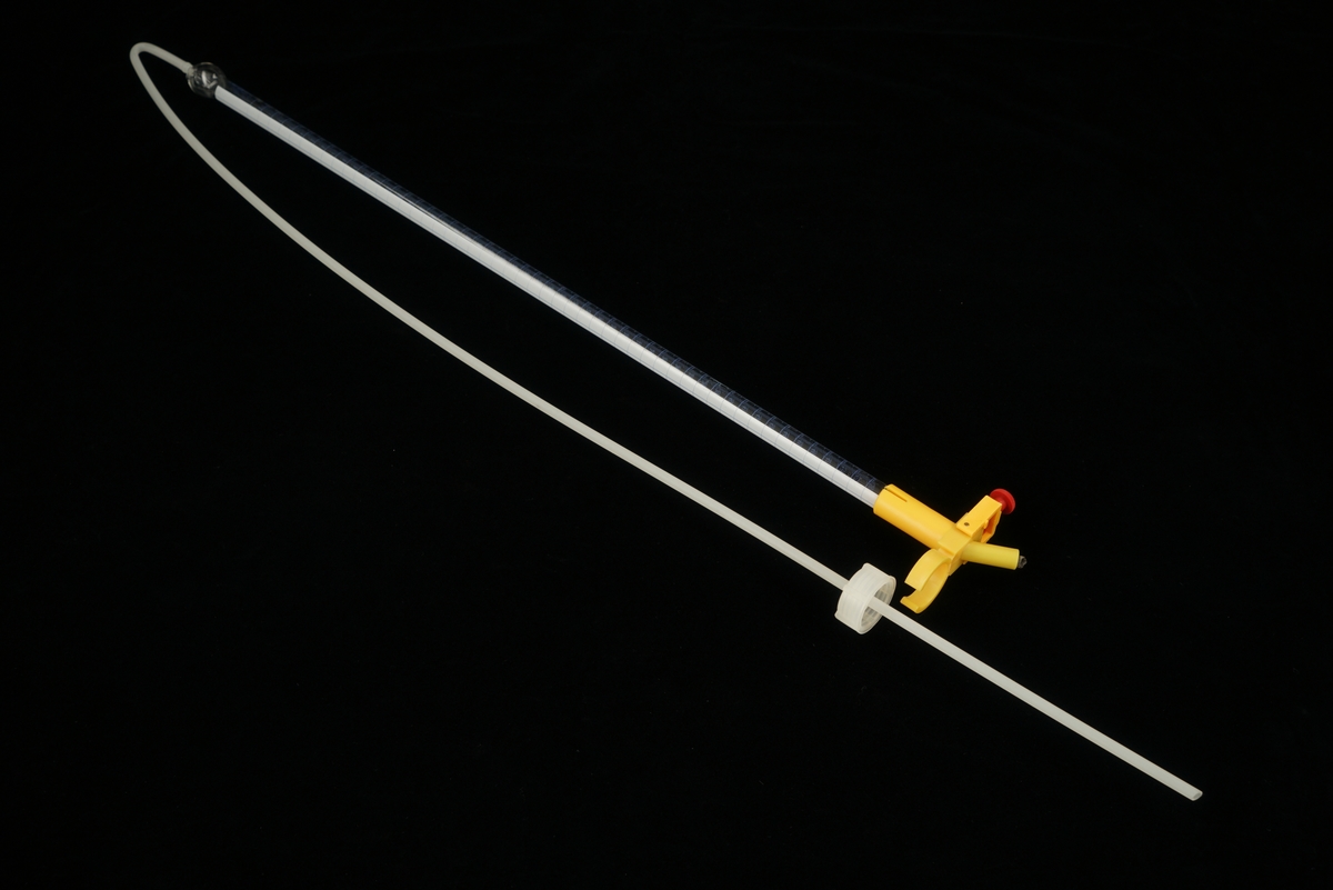 Plastboks med lokk inneholdende  fire plastflasker med skrukork med kjemikalier, ett målebeger, en sprøyte og en pipette, samt to typer bruksanvisning.