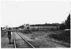 Del av bangården vid Arvidsjaur station. Stationen öppnad 1928 med en- och enhalvvånings stationshus i trä, sammanbyggt med godsmagasinet. Nu för tiden är den säsongstation.