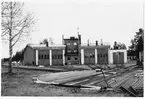 Lokstallet på  bangården vid Arvidsjaur station. Stationen öppnad 1928 med en- och enhalvvånings stationshus i trä, sammanbyggt med godsmagasinet. Nu för tiden är den säsongstation.