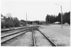 Del av bangården vid Arvidsjaur station. Stationen öppnad 1928 med en- och enhalvvånings stationshus i trä, sammanbyggt med godsmagasinet. Nu för tiden är den säsongstation.