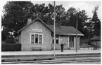 Station öppnad 1896. Stationshuset byggdes i vinkel av tegel och trä. Huset ombyggdes och moderniserades i slutet av 1940-talet. Stationen upphörde1965.