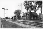 Station öppnad 1885. Envånings stationshus i trä, byggt i vinkel med en gavel mot banan. Stationshuset har moderniserat flera gånger under tiden. Stationen upphörde 1969. Stationshuset, godsmagasinet och uthuset  finns kvar och ägs privat.