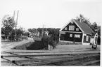 Station öppnad av Stockholm - Västerås - Bergslagens Järnvägar, SWJ 1878.  Då byggdes det första stationshuset. 1922 uppfördes nytt stationshus, som 1943 fick helt ny inredning i väntsalen. Ställverk tillkom 1922.  På fotot syns det nya stationshuset.