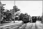 Stationen öppnad 1895 med en och en halv våning stationshus i trä. Expeditionslokaler och bostadslägenhet restaurerades 1948. Efter 1927 fungerade som  hamnspår. Nedlagd 1960. Namnet ändrades först från Bengtsfors till Bengtsfors Västra och åter till Bengtsfors.
Ånglok, ULB lok 6, tillverkat av Nohab 1903. Det skrotades 1943.