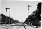 Bergsbrunna stations bangård och plantering. Stationen öppnad 1866. Stationshuset byggdes enligt Habomodellen. Byggnaden har inte genomgått någon modernisering under tiden. Stationen upphörde 1971 för allmän trafik.